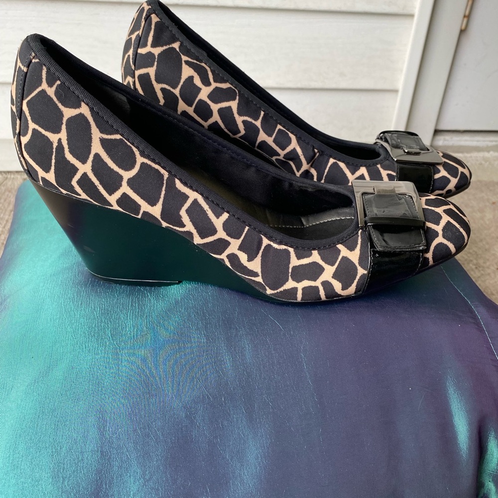 Bandolino wedges, gently used three times. 9.5 giraffe print fabric. 🦒👠✨